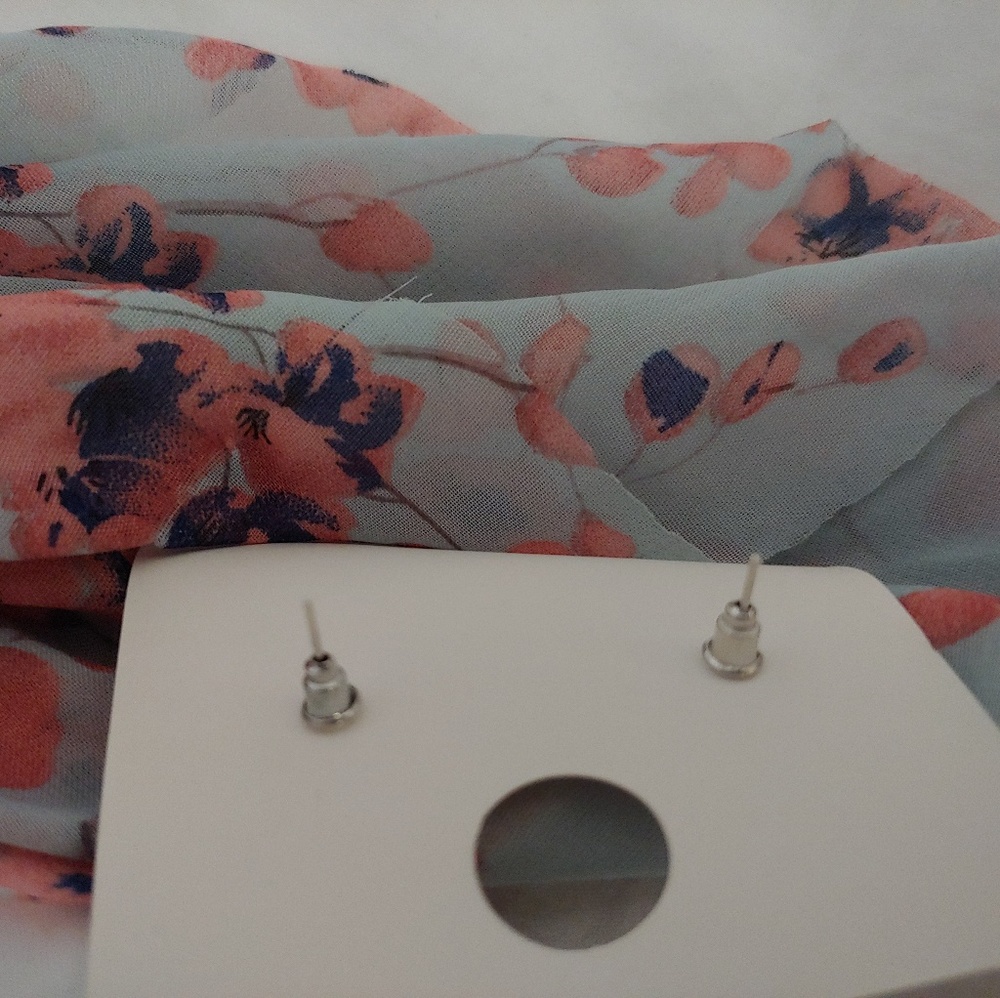 Cute Confetti Filled Heart Earrings - Picture 7 of 7